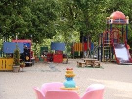 認定こども園あおば幼稚園（幼稚園教諭の求人）の写真1枚目：広い園庭では子どもたちの笑顔があふれています