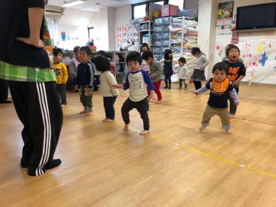 保育園あっぷるキッズ青戸園の写真4枚目：楽しく踊って、ジャンプ！ジャンプ！！