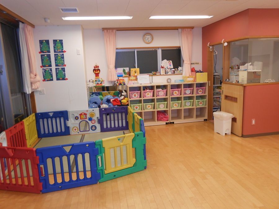 ねむの樹北寺尾保育園の写真3枚目：木のぬくもりあふれる保育室で、ゆったりと過ごしています。
