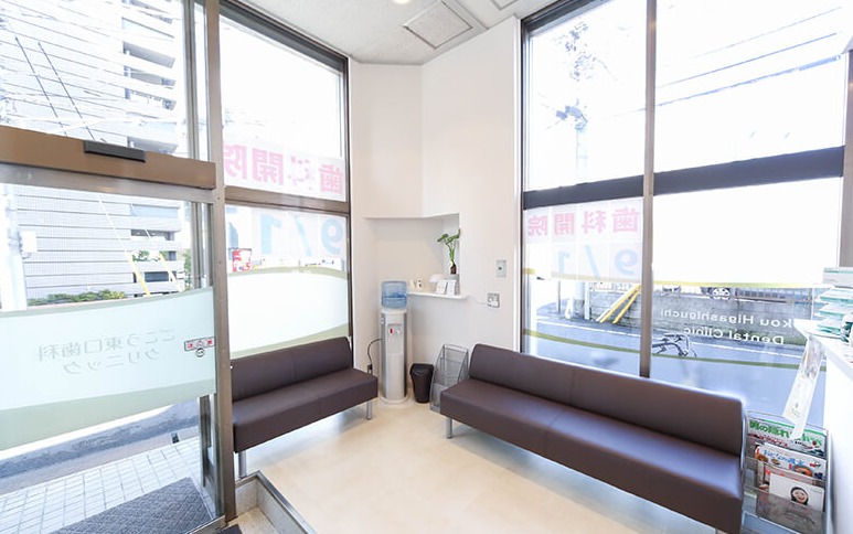 ごこう東口歯科の写真3枚目：光の差し込む待合室。