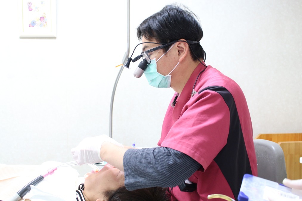 佐伯歯科クリニック（歯科衛生士の求人）の写真4枚目：普段でも必ず3～5倍の拡大鏡を使った丁寧な治療