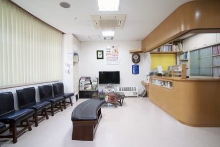 西岡歯科医院（歯科衛生士の求人）の写真5枚目：落ち着いてお過ごしいただける待合室です