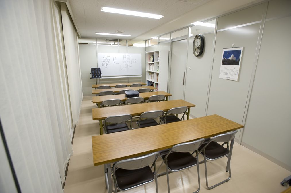 歯科タケダクリニック（歯科医師の求人）の写真6枚目：様々なDrを招いて講演会をする研修室です。