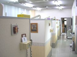 ユキオ歯科医院の写真2枚目：診療台は半個室となっています