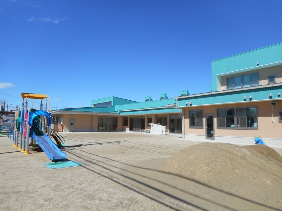 社会福祉法人あかいけ寿老会　あかいけ屋下保育園（保育士の求人）の写真3枚目：園庭です。