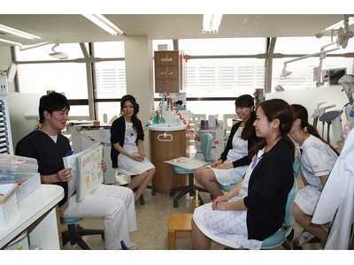 沼澤歯科医院（歯科助手の求人）の写真3枚目：優しい先輩が親切丁寧に指導します。