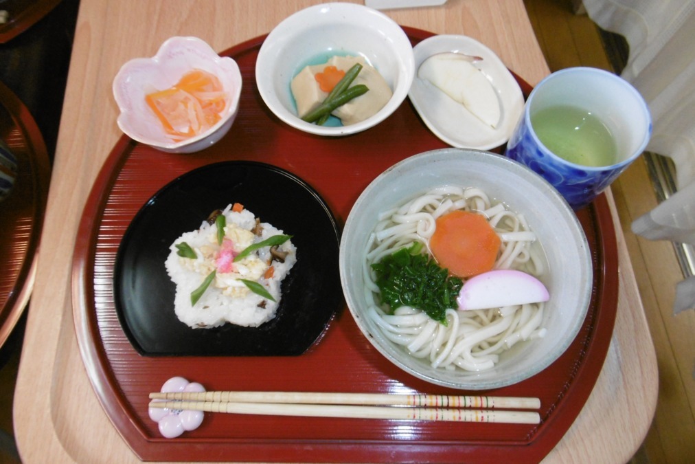 ケアプランサービスひまわり（ケアマネジャーの求人）の写真2枚目：お昼は手作りの食事。体も心も元気になります。
