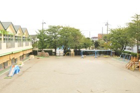 あやめ幼稚園の写真3枚目：広々とした園庭
