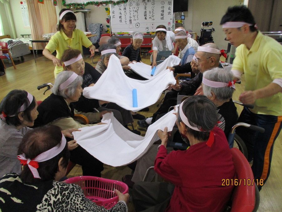 東洋病院デイケアセンター太陽（介護職/ヘルパーの求人）の写真2枚目：レクリエーション中の写真です♪ご利用者様だけでなく、職員も笑顔になるひととき★
