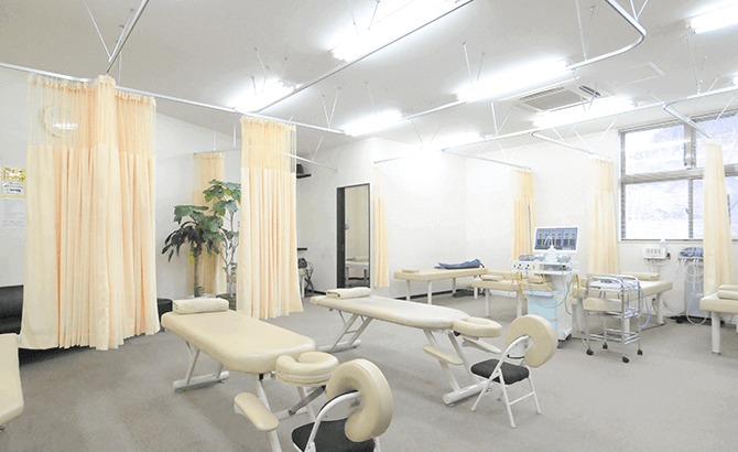 多賀はりきゅう整骨院の写真:広々とした治療室です