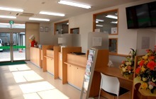 ひばり薬局国済寺（薬剤師の求人）の写真2枚目：日の光が差し込む明るい雰囲気の内装です