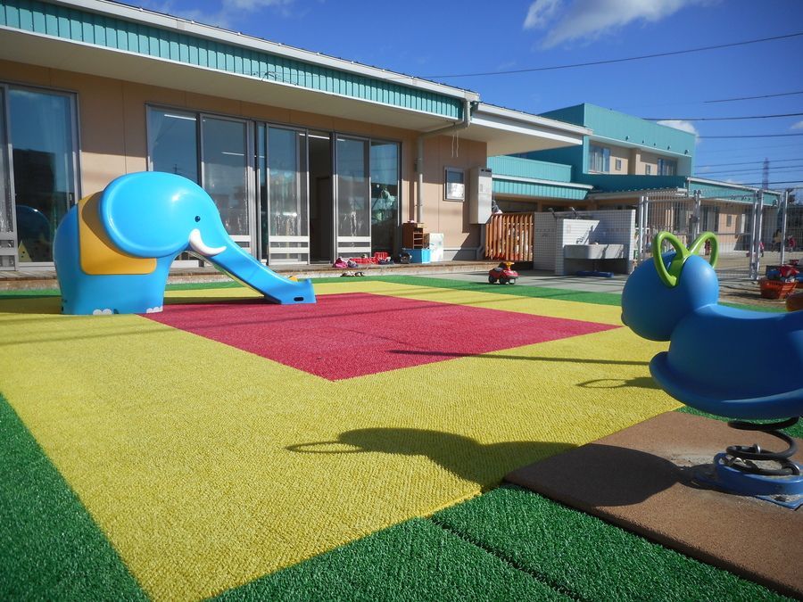 社会福祉法人あかいけ寿老会　あかいけ屋下保育園の写真3枚目：乳児用のテラスです。人工芝の上を元気に走り回ります。