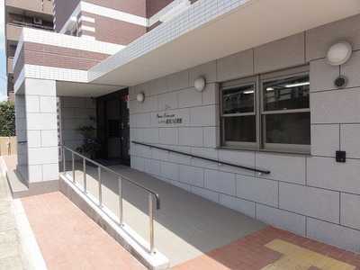 ピュアテラス東川口 壱番館の写真9枚目：玄関スロープ