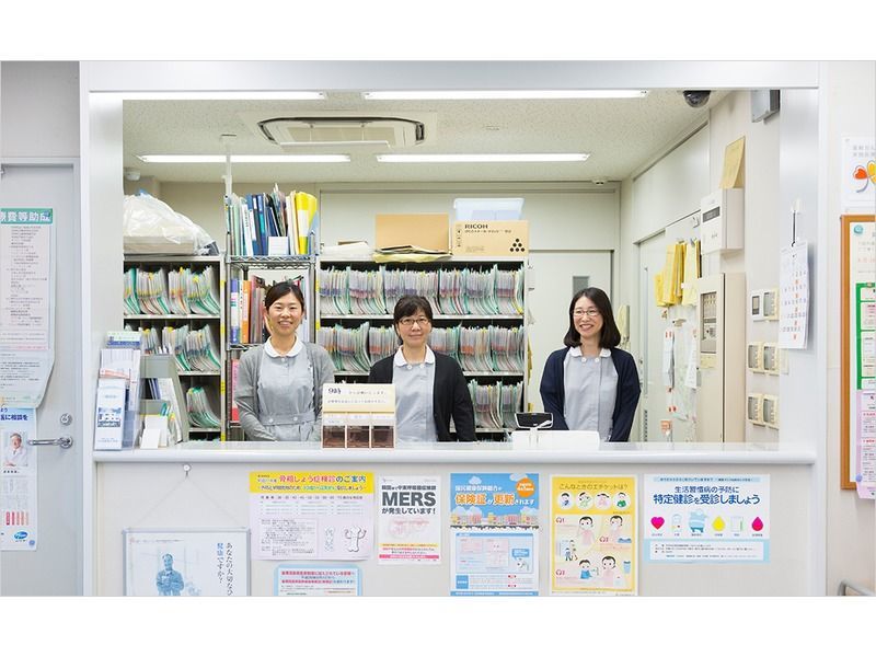 宮崎整形外科の写真2枚目：受付です。笑顔での対応を心がけています♪