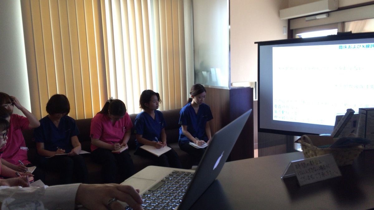 くまの歯科（歯科助手の求人）の写真9枚目：勉強会！テーマを決めてみんなで頑張ってます！