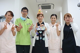 なかおか歯科こども歯科の写真1枚目：スタッフの誕生日もみんなでお祝いします