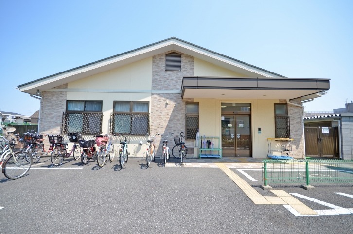地域支援センターつぼみの写真1枚目：正面玄関です。地域支援センター「つぼみ」は２階になります