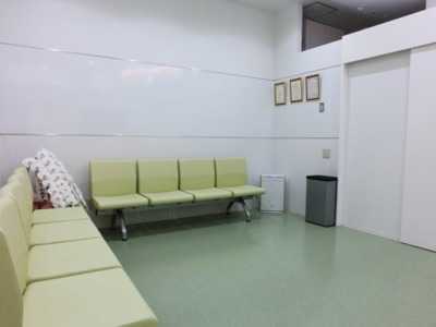 東京ベイサイドクリニック（臨床検査技師の求人）の写真2枚目：待合室は広く清潔です