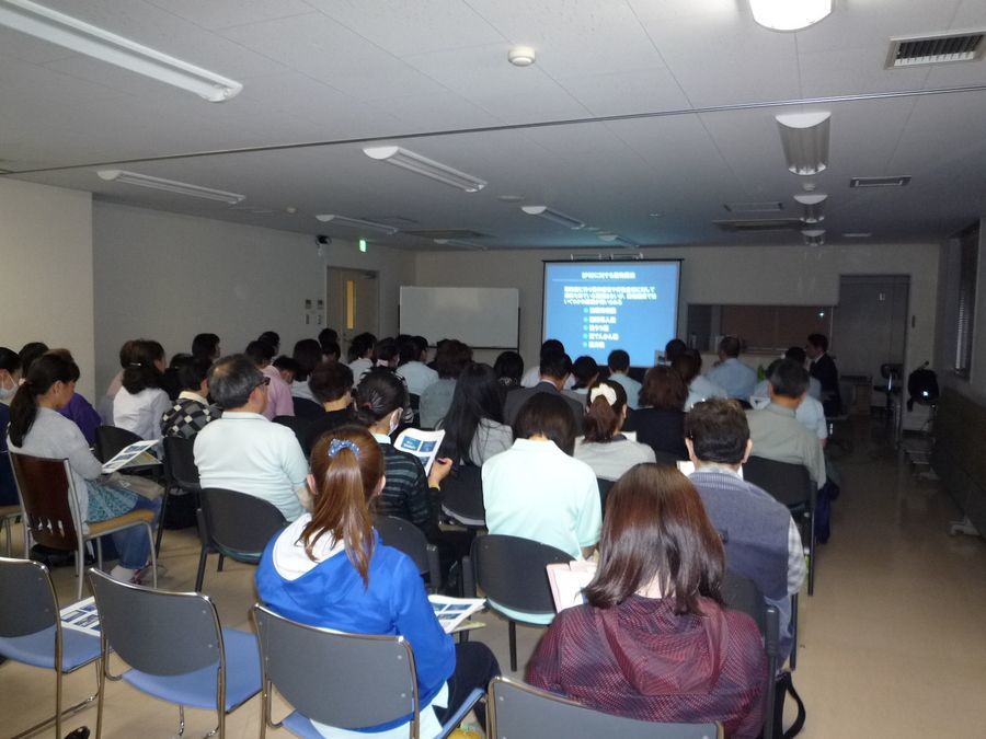 ネヲハル 坂戸【訪問介護】（介護職/ヘルパーの求人）の写真5枚目：社内研修も講師を迎え、定期的に開催しています。皆、真剣に聴いています。