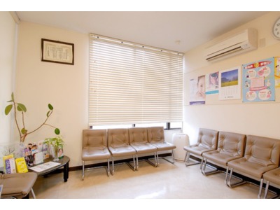 河野歯科医院の写真2枚目:清潔感のある広々とした待合いスペース