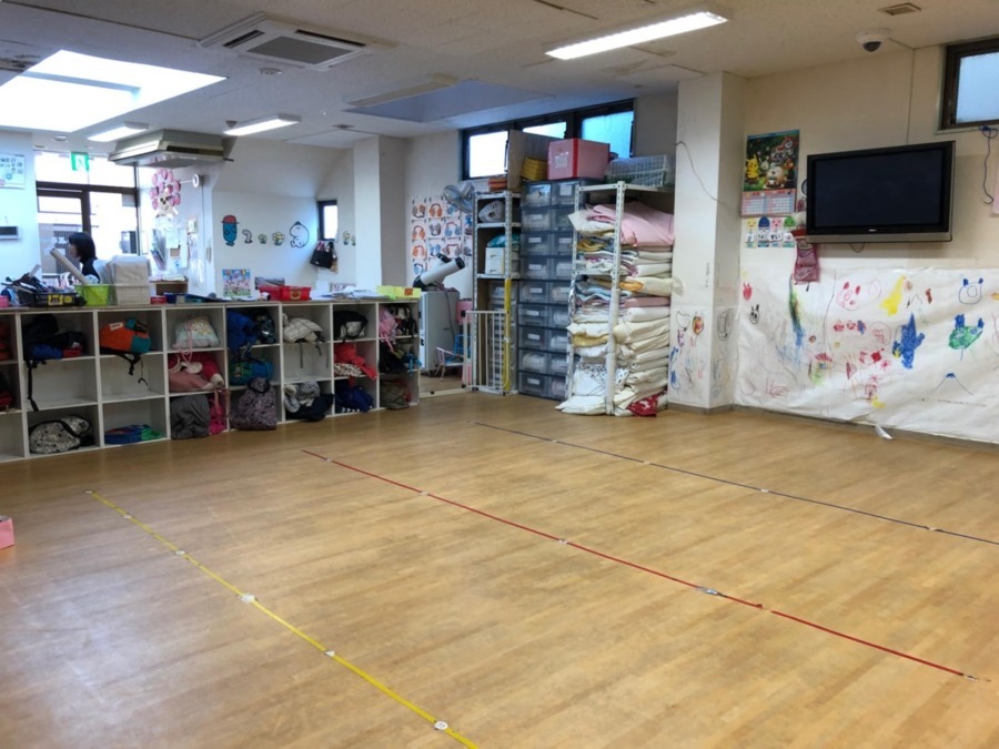 保育園あっぷるキッズ青戸園の写真2枚目：園内です。見ての通り年季が入っています（笑）皆ハッピーに過ごしているところです。
