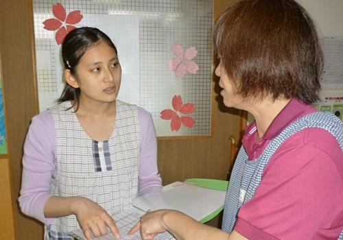 菜の花ホーム（介護職/ヘルパーの求人）の写真3枚目：スタッフ同士協力しています。