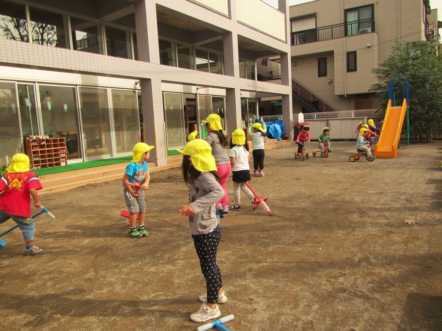 認可保育園　キディ古市場保育園の写真2枚目：閑静な住宅地にある広い園舎と園庭