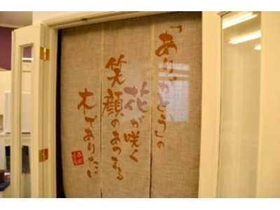 医療法人 明健会 西岡歯科クリニック(歯科助手の求人)の写真:夜には色の変わる、スタイリッシュな看板です♪