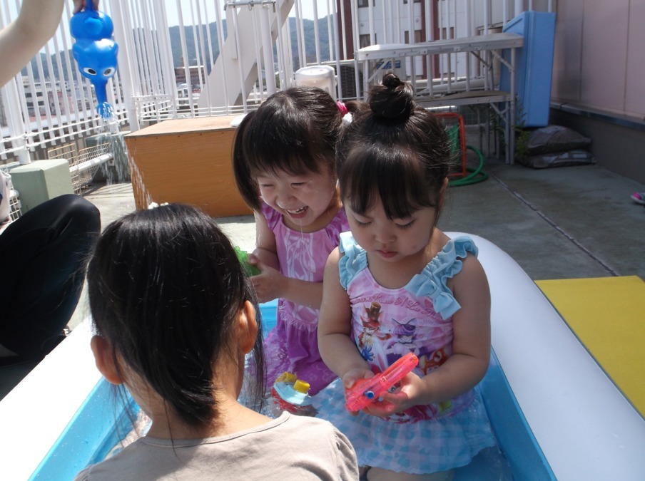 福島寿光会病院（看護師/准看護師の求人）の写真5枚目：院内保育室のお友達と屋上で水遊びをしました