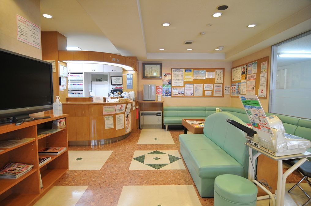 医療法人社団 秀英会 こばやし歯科医院（歯科衛生士の求人）の写真4枚目：待合室も広々した空間の作りになっています