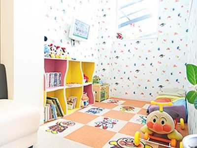 長吉歯科クリニックの写真4枚目：お子さまも多く来院される、明るい雰囲気の職場です