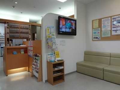 コーナン薬局阪急高槻駅前店の写真2枚目：広々とした解放感のある店内です
