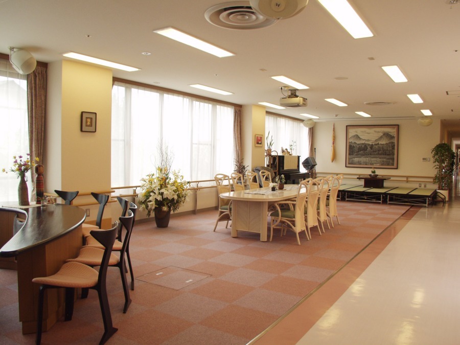 アリヴァーレ宝生園の写真2枚目:敬老会や生花など、イベントを行うロビーです。