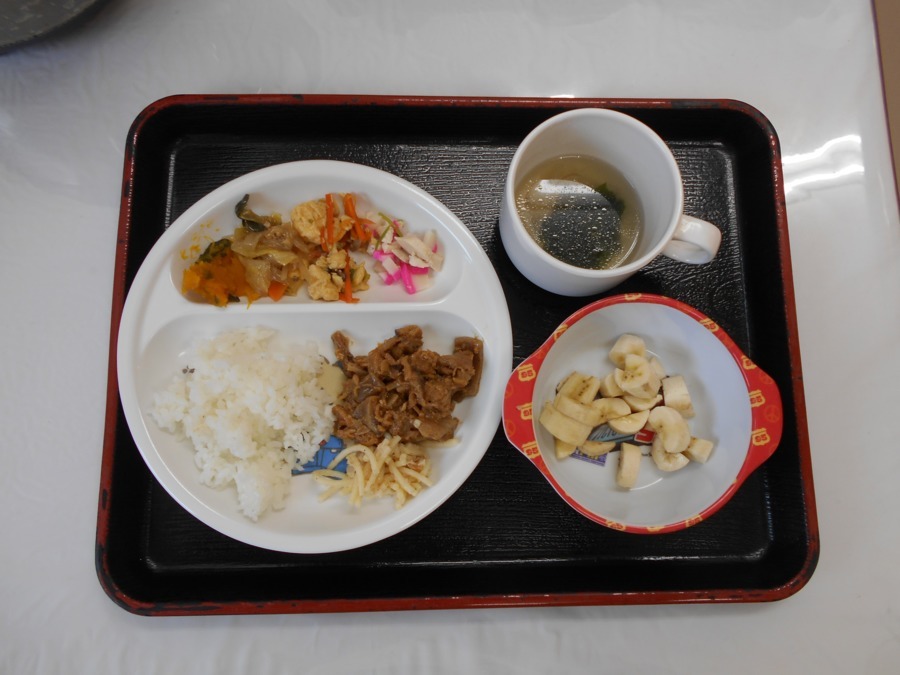 【病院内託児所】キッズルーム丘の上（保育士の求人）の写真8枚目：子どもたちの昼食です。
子どものアレルギーに配慮した食事を提供しています。