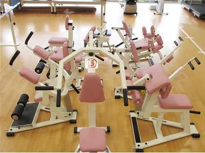 デイサービスセンターシリウスの写真2枚目:本格的なマシンを使い、無理なく体を動かしていただけます