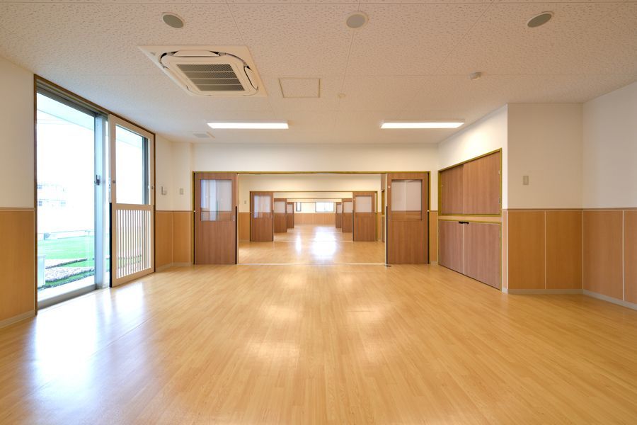 ブライト保育園　横浜日吉の写真2枚目：保育室はとても広々しています