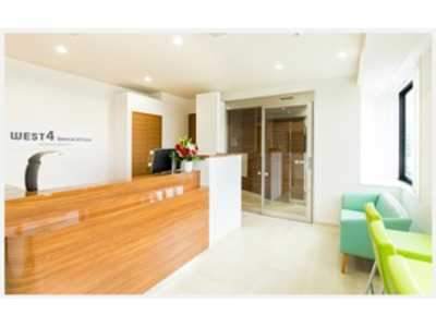 west4DentalOffice（歯科衛生士の求人）の写真2枚目：受付では、笑顔で元気に患者様をお出迎えしています