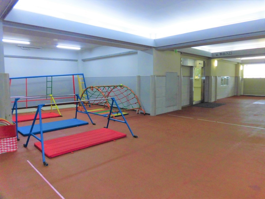 第二平和保育園の写真5枚目：屋内園庭があるので、天候に関わらず、たくさん身体を動かして遊ぶことができます。