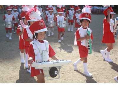 七つの星幼稚舎(幼稚園教諭の求人)の写真:マーチングは30数年前から取り組んでいます。運動会で披露します。