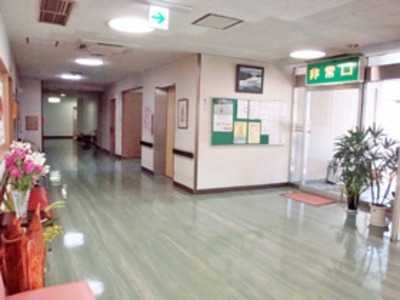 岡病院(医療事務/受付の求人)の写真2枚目:エントランスにはいつもお花を飾っています