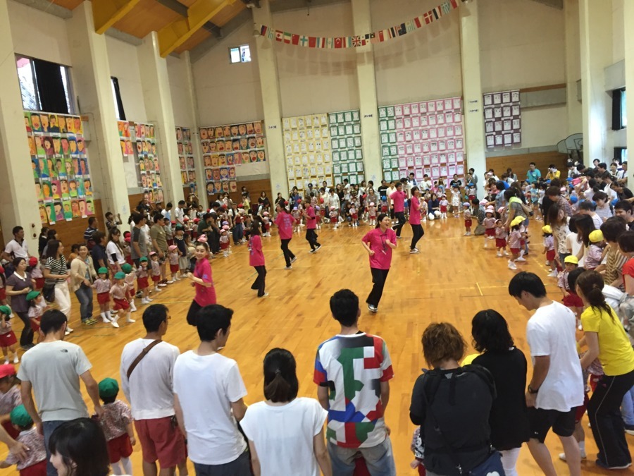 認定こども園　長崎小鳩幼稚園　長崎小鳩保育園の写真4枚目：毎年６月に開催する家族の日。自園の広々とした体育館で開催しております