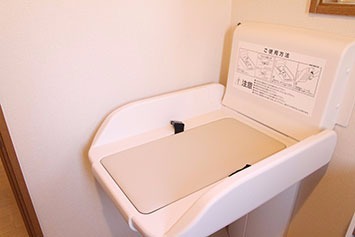 もりみつ歯科クリニック（歯科衛生士の求人）の写真6枚目：おむつ替えシートや体の不自由な方も使用できる手すり付お手洗いをご用意しています。