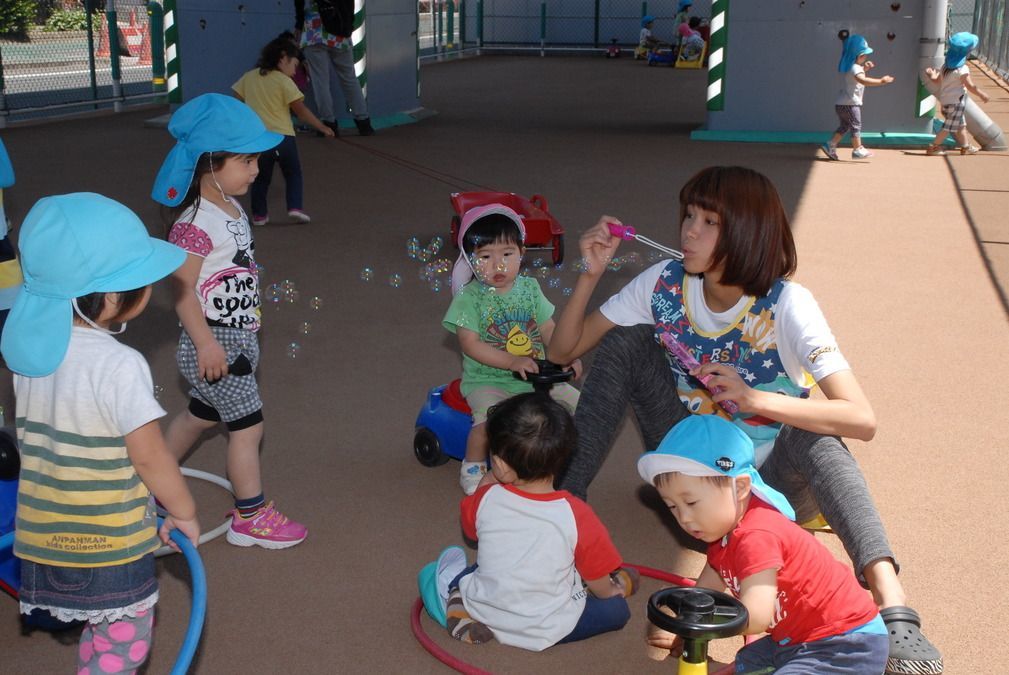 キッド・ステイ原木中山保育園（保育士の求人）の写真3枚目：東京メトロとの共同事業！園庭は日当たり良好！雨の日でも遊べます！
