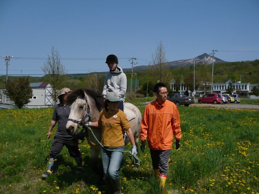 大滝わらしべ園(介護職/ヘルパーの求人)の写真2枚目:乗馬療育の様子 利用者さまも気持ちよさそうです。
