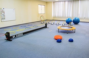スポーツキッズらいぶりー東灘(児童指導員の求人)の写真:「スポーツキッズらいぶりー3号店」はスポーツを通じ子どもたちの成長を育みます。
