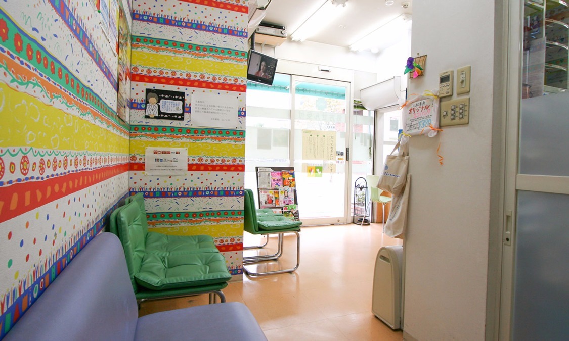 小松薬局　山ノ上店（薬剤師の求人）の写真2枚目：2001年に待合室のくつろぎやすさ、調剤室の拡張のために増築しました