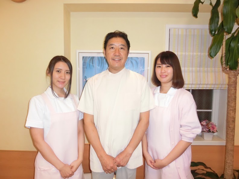 おくはた歯科クリニック（歯科助手の求人）の写真2枚目：院長とスタッフです。全員でしっかりフォローしますから安心してくださいね。