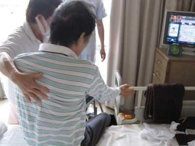 介護老人保健施設ナーシングホーム和光【通所リハビリテーション】（介護職/ヘルパーの求人）の写真2枚目：マンツーマン教育で介護の基本を習得していきます。