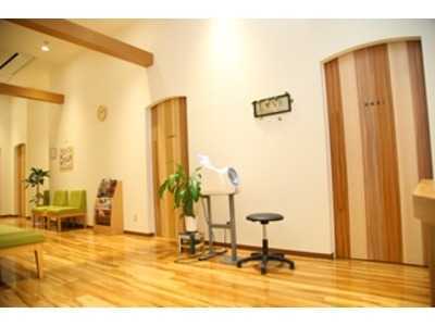 グレース家庭医療クリニックの写真2枚目：きれいであたたかみのある待合室です