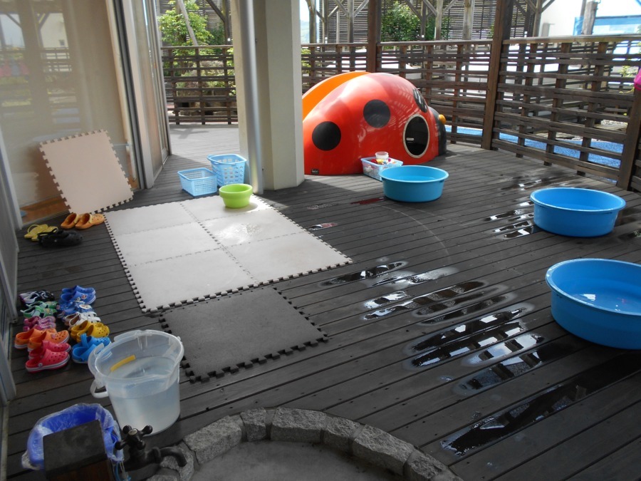 【病院内託児所】キッズルーム丘の上（保育士の求人）の写真10枚目：夏場には水遊びなども行います。